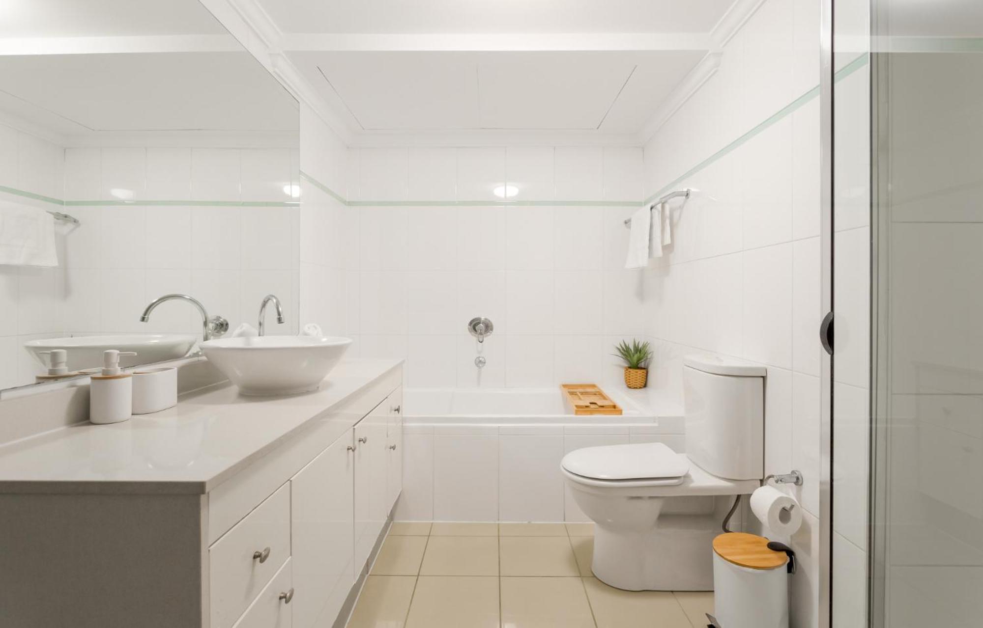 Apartment Bright And Modern In Amazing Location *